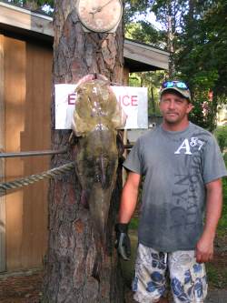 Randy Miller and Mark Nance with a nice cat from Toledo Bend